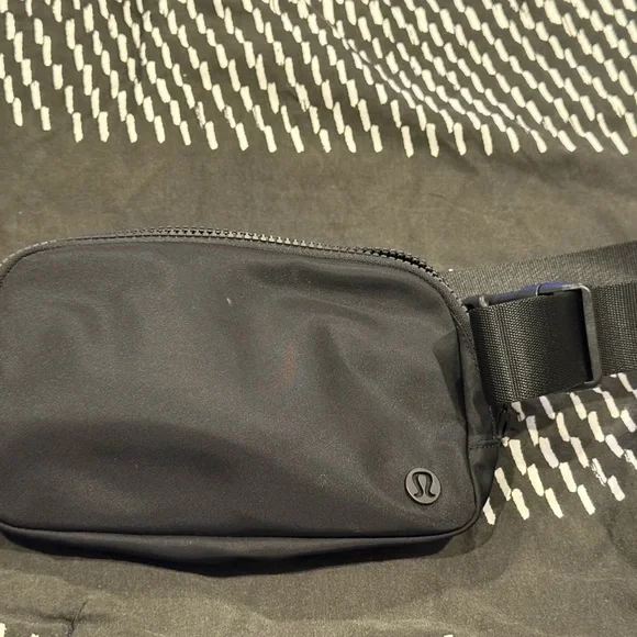 Lulu Lemon Everywhere Black Belt Bag - Picture 2 of 6